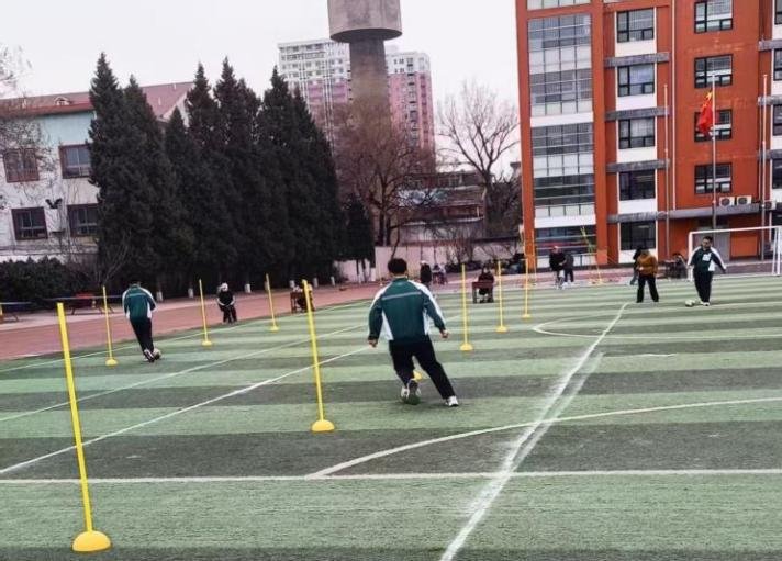 申一凡三位同学于八年级地理实习岗位上