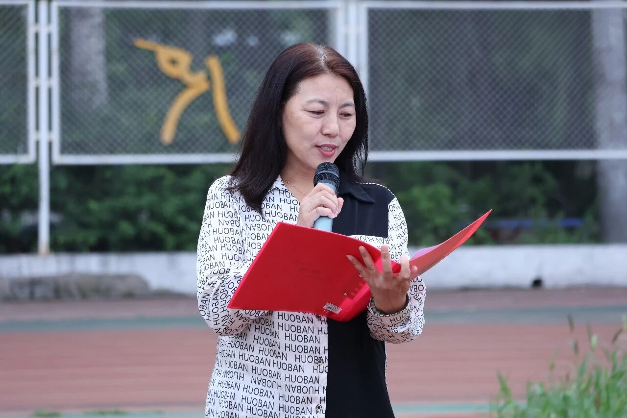爱体育官网正规渠道全体师生在操场上举